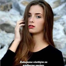 Laura ako hnedovláska. 