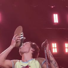 Harry Styles sa počas koncertu napil z tenisky