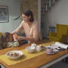 Zdena chce, aby sa svojho džúsu napila aj Mimi.