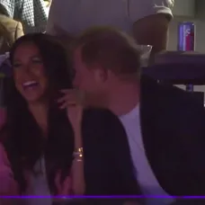 Princ Harry chcel pobozkať Meghan pred zrakmi tisícok ľudí: Odmietla ho