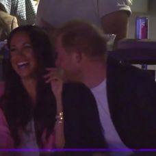 Princ Harry chcel pobozkať Meghan pred zrakmi tisícok ľudí: Odmietla ho