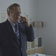 Bednár je, zdá sa, iba bábkou.