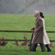 Kráľ Karol III. počas cesty na omšu do kostola v anglickom Sandringhame.