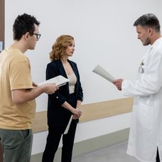 Prvý deň nakrúcania tretej série Druhej šance. Režisér Peter Hoferica s hercami Líviou Bielovič a Jánom Koleníkom.