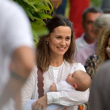 Prvé foto: Pippa Middleton ukázala rozkošného synčeka Arthura