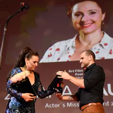 Zuzana Mauréry preberá ocenenie Hercova misia od Jána Jackuliaka