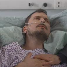 Adam po zásahu skončil v nemocnici.