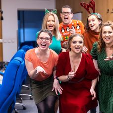 Moderátori a štáb Telerána pripravili vianočnú pesničku