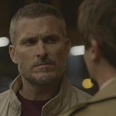 Andrej sa pred nemocnicou poháda s Erikom.