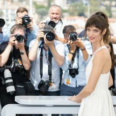 Charlbi Dean v Cannes