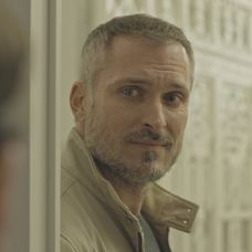 Adelu chce prekvapiť nečakanou návštevou.