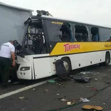 Autobus narazil do kamióna na R1 za Banskou Bystricou
