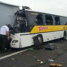 Autobus narazil do kamióna na R1 za Banskou Bystricou