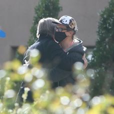 Alec Baldwin v objatí s Mattom Hutchinsom