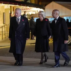 Britský kráľ Karol III. odhalil sochy svojich rodičov - zosnulej kráľovnej Alžbety II. a zosnulého princa Philipa - na vstupnom priečelí londýnskej Royal Albert Hall