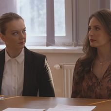 Gréta a Noro na rozvodovom pojednávaní.