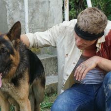 Juraj Bača s Rexom počas nakrúcania druhej epizódy