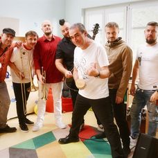 V Oteckoch účinkuje skupina Polemic.