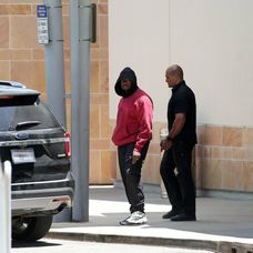 Kim Kardashian a Kanye West na odchode z nemocnice. 