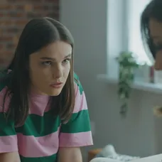 Martina (Adela Dukátová) pracuje ako sekundárka, no v nemocnici tají, že sfalšovala lekársky diplom.