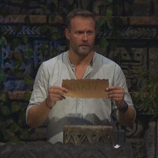 Na kmeňovej rade dostal najviac hlasov Márty, ale výberom džbána s vodou si zaistil šancu na záchranu.