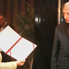 Cenu Jozefa Kronera si Ladislav Chudík prevzal 20. septembra 1999 z rúk Emílie Vášaryovej. 