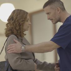 Adela náhle skolabuje.