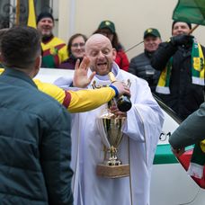 Ľuboš Kostelný v seriáli Svätý Max ako farár 