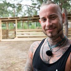 Polícia zadržala pri Komárome slovenského prevádzača s 26 migrantmi.