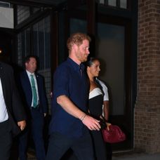 Meghan a Harry na večeri