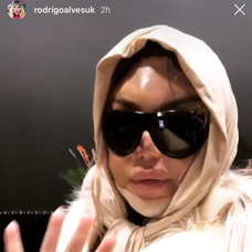 Ken sa mení na Barbie. 