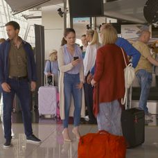 Gréta a Tomáš idú na letisko hľadať dievčatá.