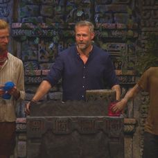 Šokované tváre Lovcov a Titánov na poslednej kmeňovej rade, kde sa mierne zmenila zostava kmeňov.