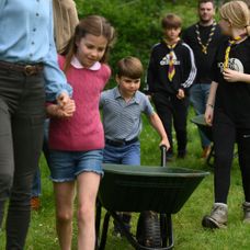Dobrovoľníctvo si počas korunovácie skúsil aj princ William s rodinou