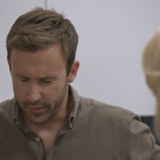 Nedarí sa mu komunikovať v náznakoch.