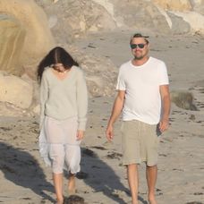 Leo a Camila na pláži v Malibu