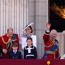 Kráľovská rodina na balkóne.