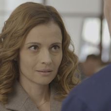 Adela náhle skolabuje.