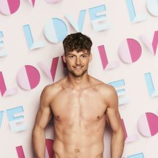 Hugo Hammond v šou Love Island
