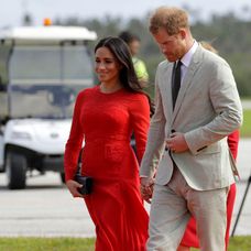 Britský kráľovský pár priletel na návštevu ostrova Tonga.