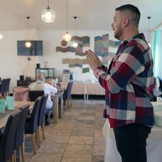 Na nože - Martin prosí hostí, aby odišli