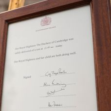 Oficiálny list, v ktorom potvrdili správu o narodení kráľovského dieťaťa, vystavili pred Buckinghamský palác na ornamentálny zla