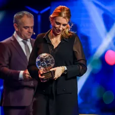 Tretie miesto v ankete Futbalista roka 2023 obsadil Milan Škriniar. Cenu prevzala Monika Jurigová.