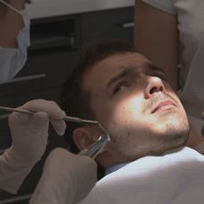 So zatvorenými ústami sa zub vytrhnúť nedá.