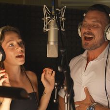 Emma Drobná a Ján Koleník počas nahrávania skladby k Druhej šanci.