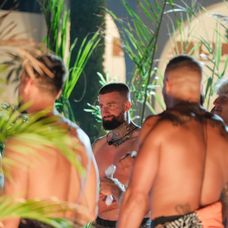 Párty a príchod troch nových bombshellov.