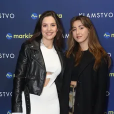 Sarah Arató so sestrou