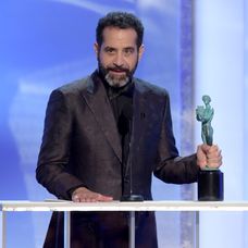 Zľava Willian a Callum Hudson-Odoi z Chelsea oslavujú gól v pohárovom zápase proti Sheffieldu Wednesday.