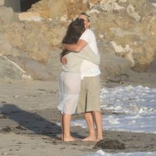 Leo a Camila na pláži v Malibu