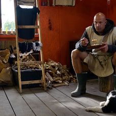 Zľava Scott Mayfield a Mathew Barzal z NY Islanders oslavujú gól proti Winnipegu.